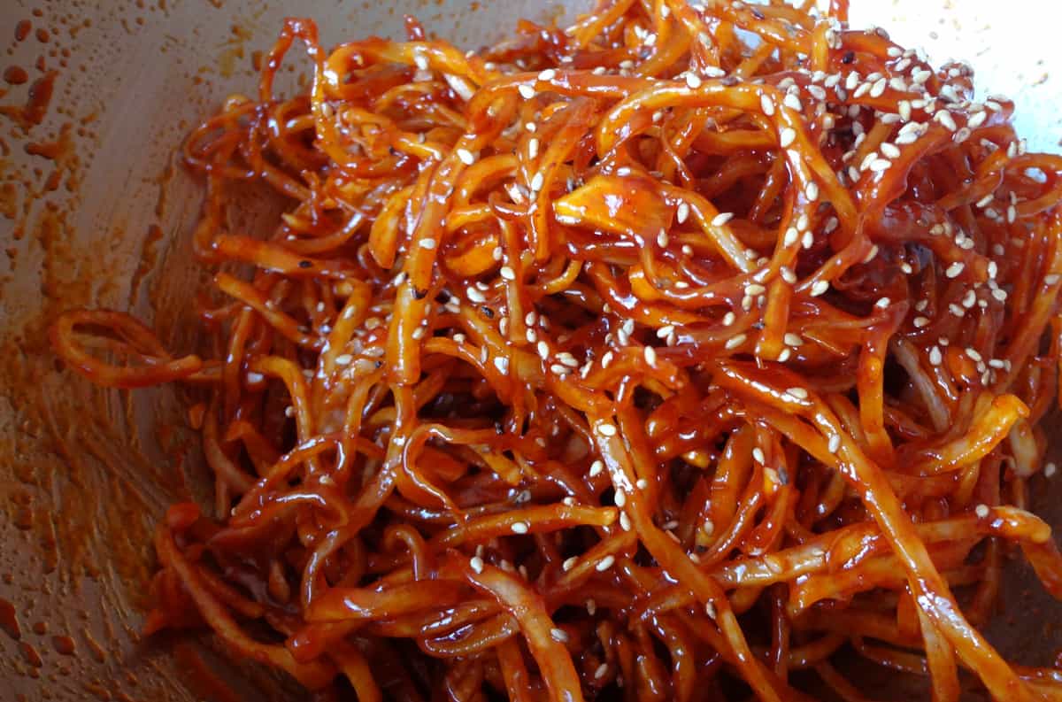 Seasoned dried shredded squid (Ojingeochae-muchim) recipe by Maangchi